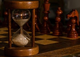 数字猎人完成32768挑战的2048棋盘截图，蛇形路线布局清晰可见
