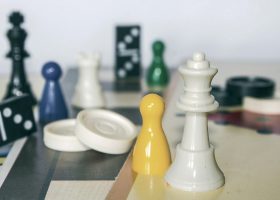 核心老陈突破16384的游戏截图，角落锁定策略完美执行