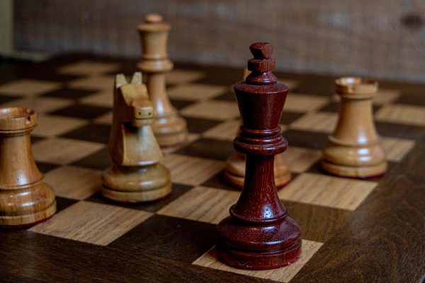 2048核基地策略平台界面展示，橙色主题数字棋盘布局，玩家在分析合并路线，专业游戏攻略氛围